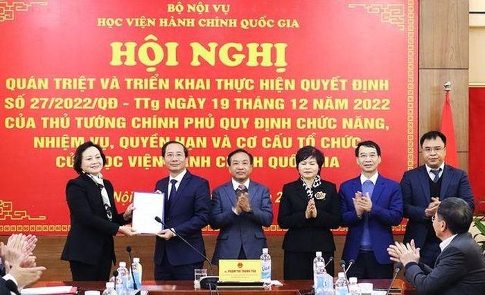 Bộ trưởng Bộ Nội vụ Phạm Thị Thanh Trà trao Quyết định số 27/2022/QĐ-TTg cho tập thể Ban Giám đốc Học viện Hành chính Quốc gia. Ảnh: Báo Chính phủ.