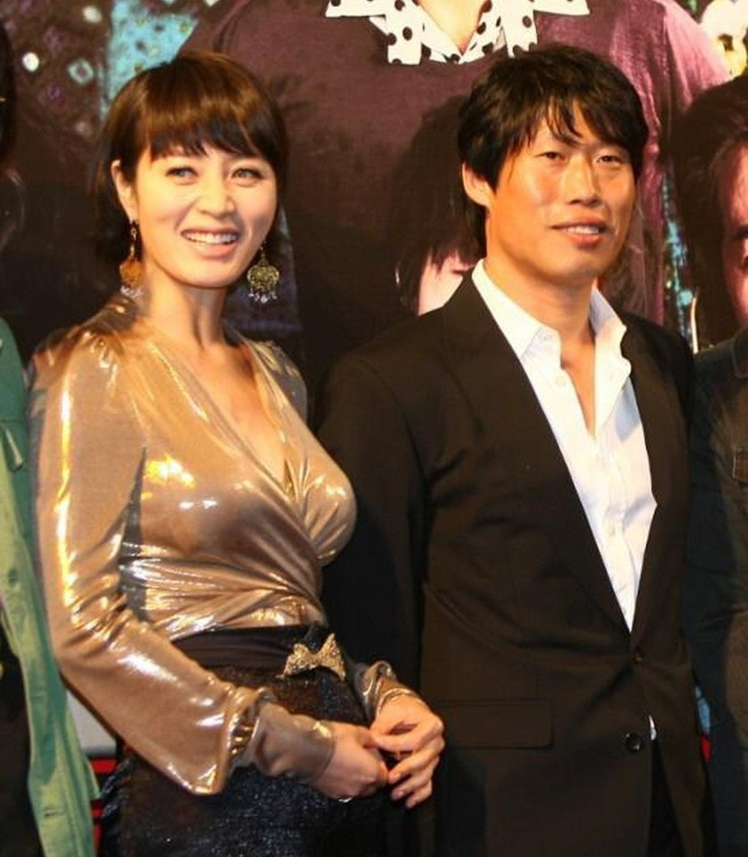 Yoo Hae Jin và Kim Hye Soo là cặp đôi đón năm mới đầu tiên trong thập kỷ (năm 2010) của Dispatch. Khác với IU và Lee Jong Suk được ủng hộ, bộ đôi gạo cội này vấp phải phản ứng trái chiều từ cộng đồng mạng. Nguyên nhân chủ yếu do chênh lệch ngoại hình và danh tiếng của họ. “Chị đại” Kim Hye Soo được đánh giá cao hơn bạn trai nhiều. Cuối cùng, họ chia tay một năm sau đó. Ảnh: Koreaboo. Yoo Hae Jin và Kim Hye Soo là cặp đôi đón năm mới đầu tiên trong thập kỷ (năm 2010) của Dispatch. Khác với IU và Lee Jong Suk được ủng hộ, bộ đôi gạo cội này vấp phải phản ứng trái chiều từ cộng đồng mạng. Nguyên nhân chủ yếu do chênh lệch ngoại hình và danh tiếng của họ. “Chị đại” Kim Hye Soo được đánh giá cao hơn bạn trai nhiều. Cuối cùng, họ chia tay một năm sau đó. Ảnh: Koreaboo.