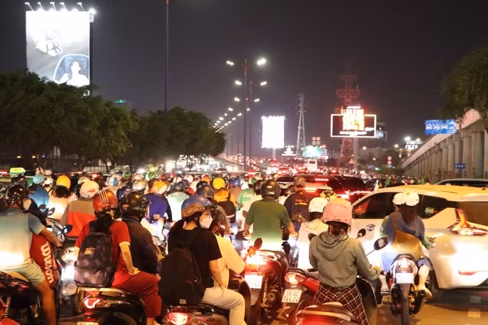 Ghi nhận của phóng viên Báo Người Lao Động, khoảng 18 giờ, lượng phương tiện rất lớn bất ngờ đổ dồn lên cầu Sài Gòn gây ùn ứ giao thông kéo dài trên tuyến đường Điện Biên Phủ (quận Bình Thạnh). Ghi nhận của phóng viên Báo Người Lao Động, khoảng 18 giờ, lượng phương tiện rất lớn bất ngờ đổ dồn lên cầu Sài Gòn gây ùn ứ giao thông kéo dài trên tuyến đường Điện Biên Phủ (quận Bình Thạnh).