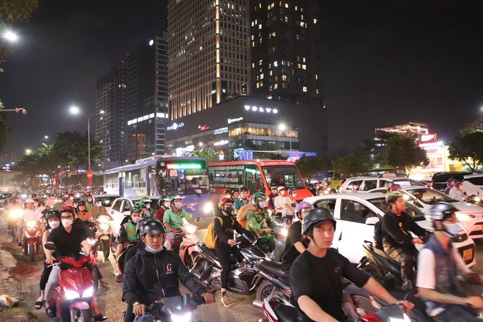 Theo một số người đi đường, đây là một trong số ít lần họ gặp ùn ứ trước chân cầu Sài Gòn. Theo một số người đi đường, đây là một trong số ít lần họ gặp ùn ứ trước chân cầu Sài Gòn.