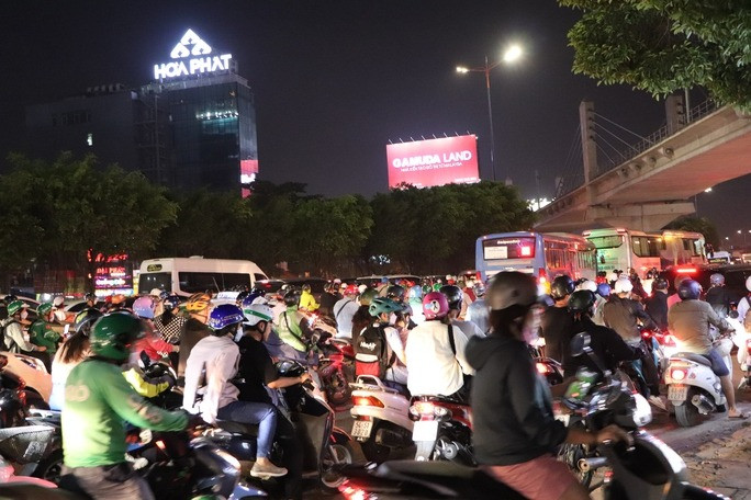 Ùn ứ kéo dài khoảng 200 m. Đến hơn 19 giờ các phương tiện vẫn chịu tắc nghẽn giao thông. Ùn ứ kéo dài khoảng 200 m. Đến hơn 19 giờ các phương tiện vẫn chịu tắc nghẽn giao thông.