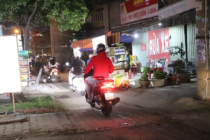 Một số xe máy chọn cách leo lề Một số xe máy chọn cách leo lề