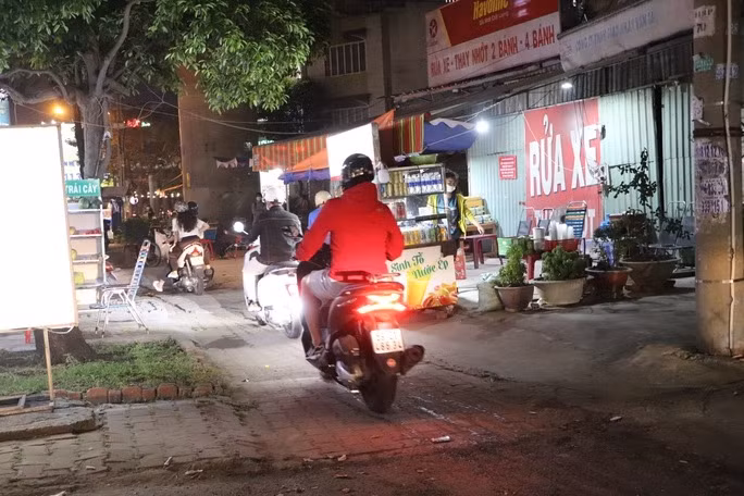 Một số xe máy chọn cách leo lề Một số xe máy chọn cách leo lề