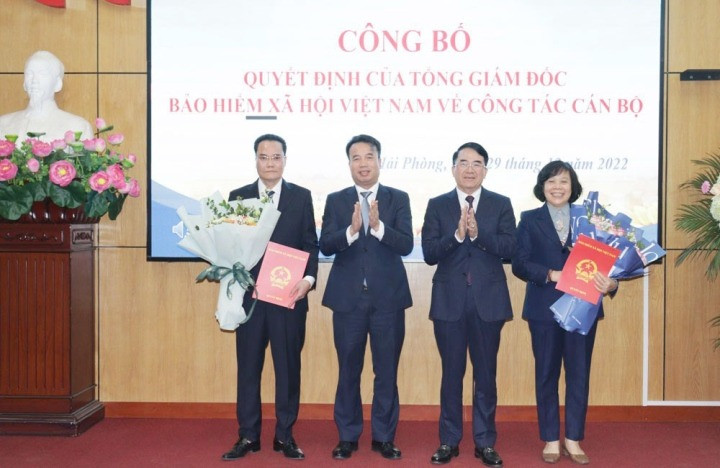 Ông Nguyễn Thế Mạnh (thứ hai từ trái qua) - Tổng Giám đốc BHXH Việt Nam trao Quyết định và ông Lê Khắc Nam - Phó Chủ tịch UBND TP Hải Phòng tặng hoa chúc mừng bà Nguyễn Thị Lộc và ông Bùi Minh Đức. Ảnh: VTC News.