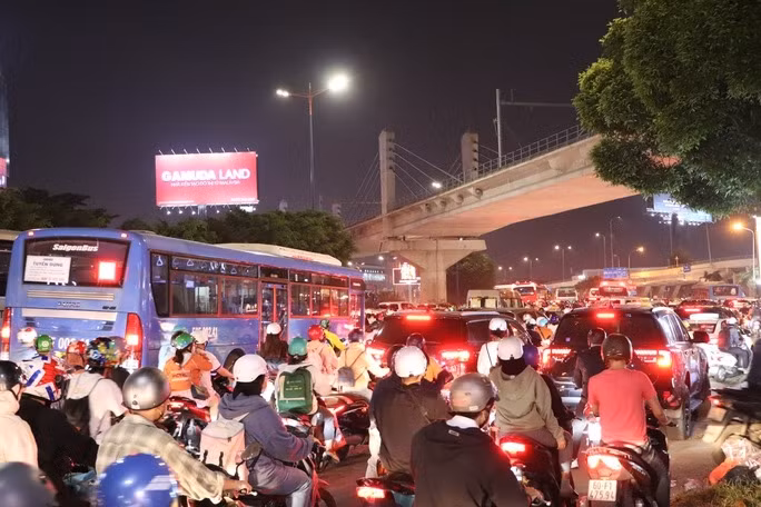 Một số phương tiện khi lưu thông từ đường Điện Biên Phủ rẽ sang đường Nguyễn Hữu Cảnh (bên dạ cầu Nguyễn Hữu Cảnh) đã xung đột giao thông với phương tiện đi lên cầu Sài Gòn. Một số phương tiện khi lưu thông từ đường Điện Biên Phủ rẽ sang đường Nguyễn Hữu Cảnh (bên dạ cầu Nguyễn Hữu Cảnh) đã xung đột giao thông với phương tiện đi lên cầu Sài Gòn.
