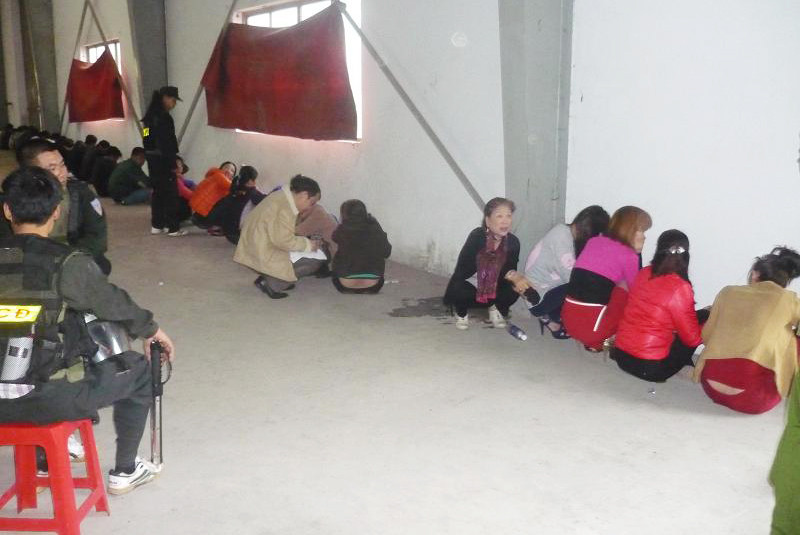 Hơn 100 con bạc bị bắt khi đang 