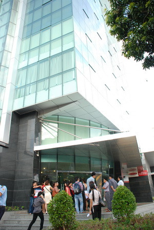 Hết rung lắc nhưng nhiều người ở tòa nhà Gilimexvẫn chưa dám lên làm việc trở lại - Ảnh: Mậu Trường. Hết rung lắc nhưng nhiều người ở tòa nhà Gilimexvẫn chưa dám lên làm việc trở lại - Ảnh: Mậu Trường