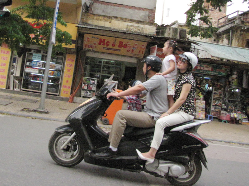 Cho trẻ đứng giữa xe rất nguy hiểm 