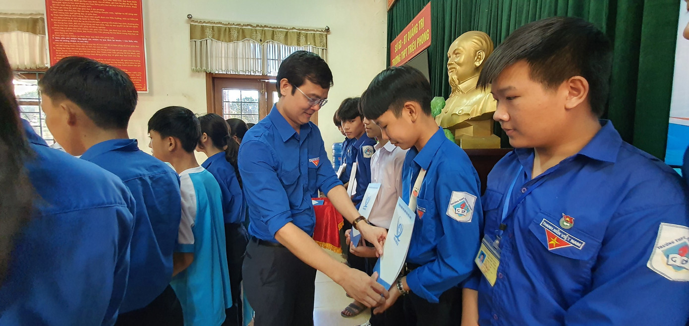 TƯ Đoàn thăm, tặng quà học sinh, sinh viên và người dân vùng lũ ảnh 14