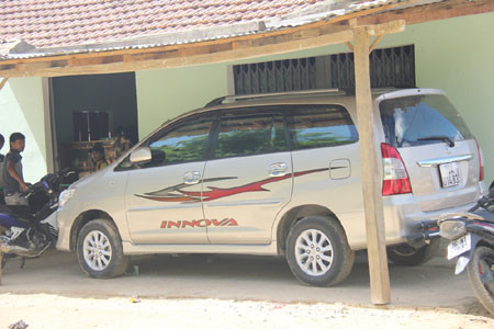 Có tiền đền bù, nhiều hộ dân ở xóm Nghèo đã xây nhà, mua xe ô tô