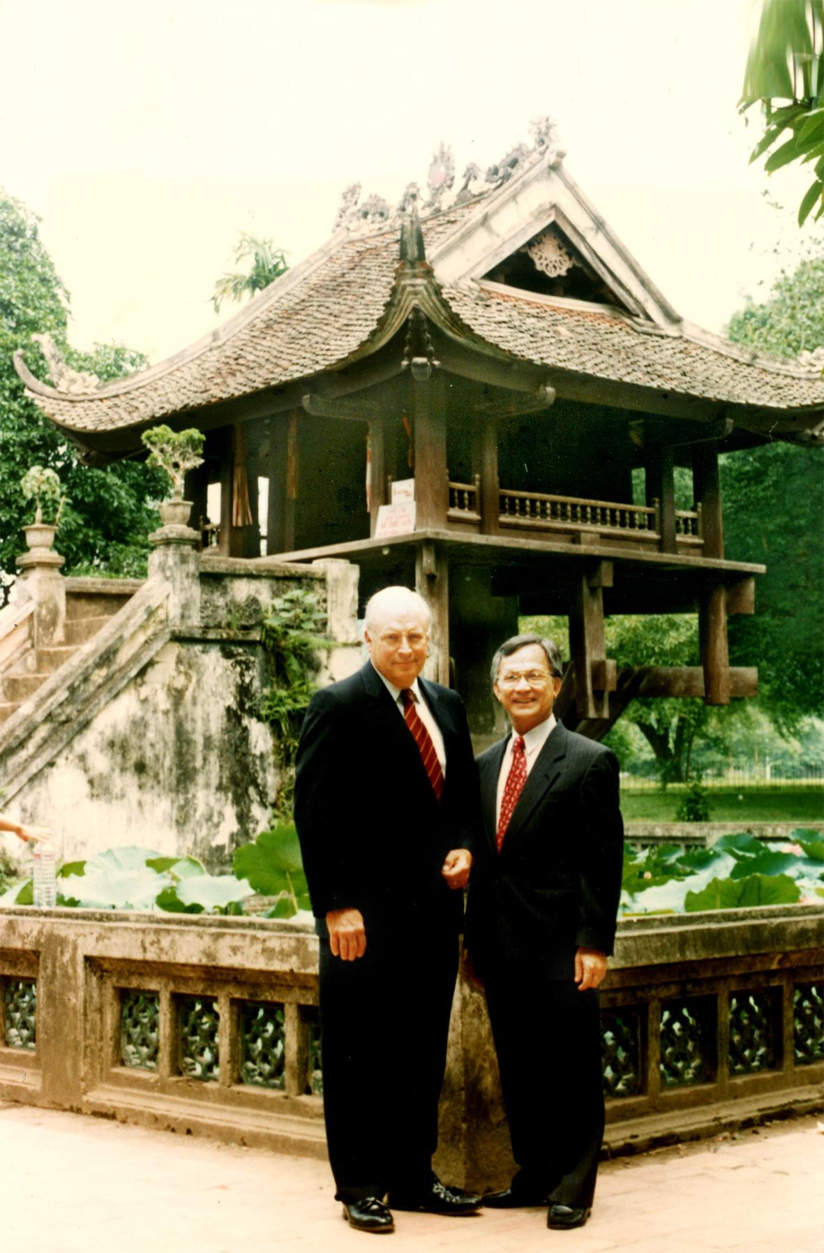 Ông Bùi Kiến Thành với Phó Tổng thống Mỹ Dick Cheney trong dịp viếng thăm Hà Nội năm 1995. Ảnh do nhân vật cung cấp
