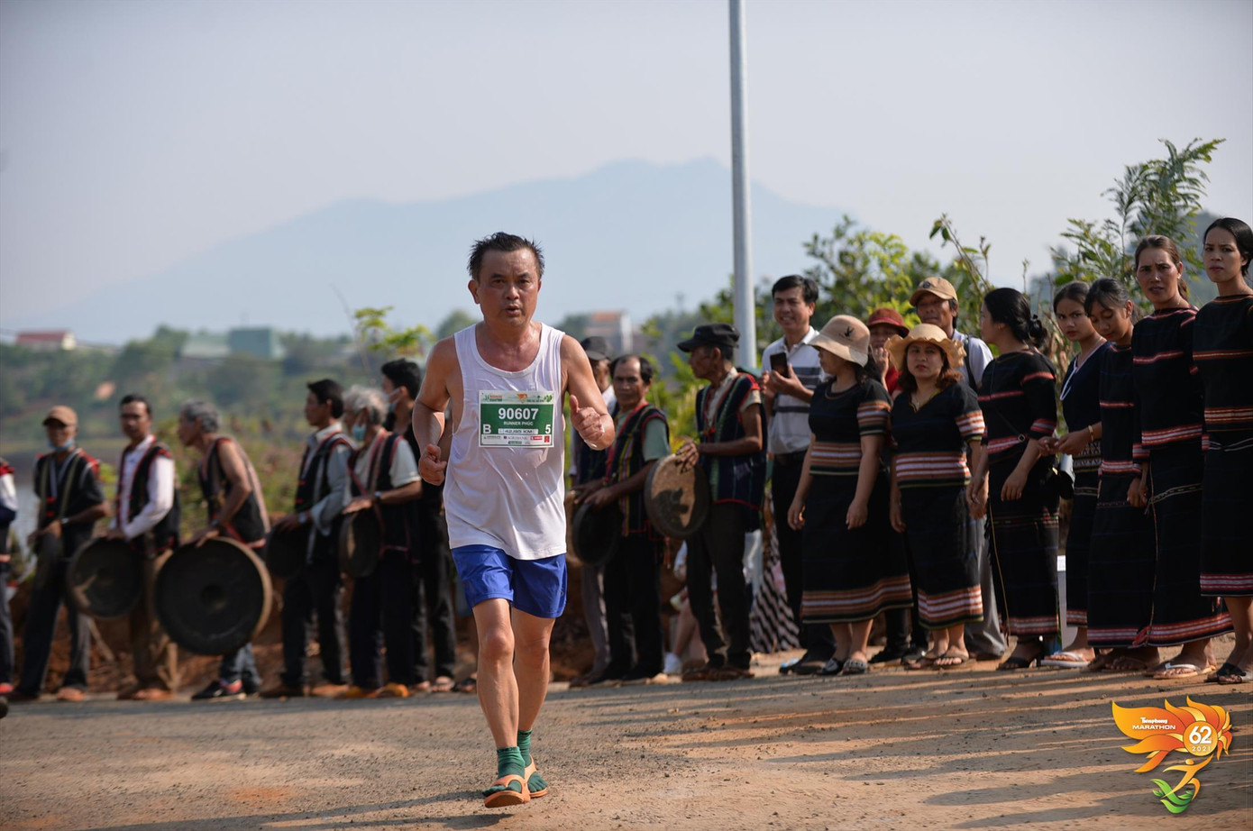 Ông Nguyễn Văn Phúc là VĐV lớn tuổi nhất Tiền Phong Marathon 2022