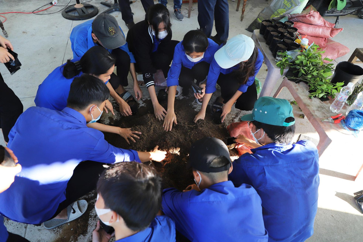 Các chiến sĩ Mùa hè xanh của Đoàn trường ĐH Sư phạm hướng dẫn và chuyển giao kỹ thuật ươm cây giống cho ĐVTN xã Duy Phước (huyện Duy Xuyên, tỉnh Quảng Nam) Các chiến sĩ Mùa hè xanh của Đoàn trường ĐH Sư phạm hướng dẫn và chuyển giao kỹ thuật ươm cây giống cho ĐVTN xã Duy Phước (huyện Duy Xuyên, tỉnh Quảng Nam)