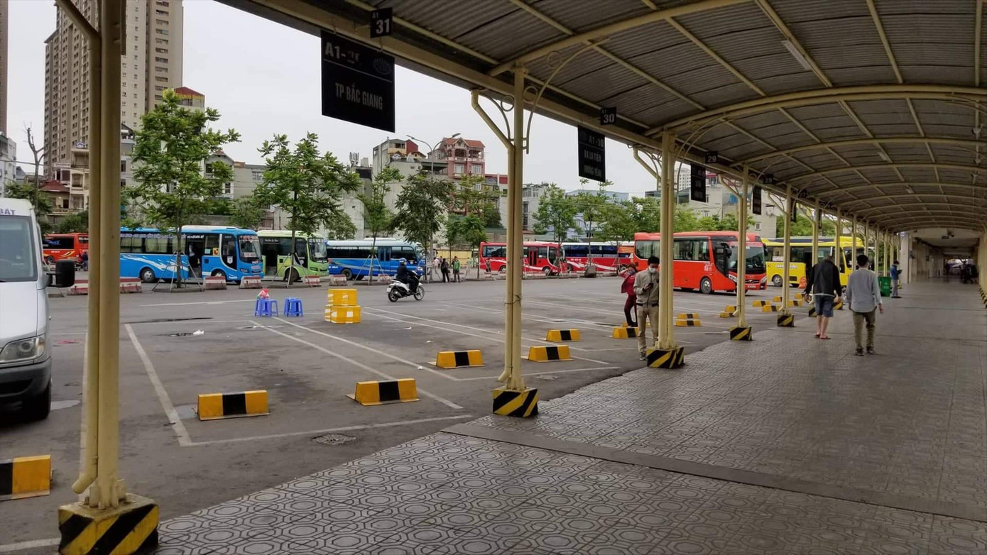 Doanh nghiệp vận tải hành khành tại bến xe gặp nhiều khó khăn vì không có khách. Ảnh: Hữu Việt