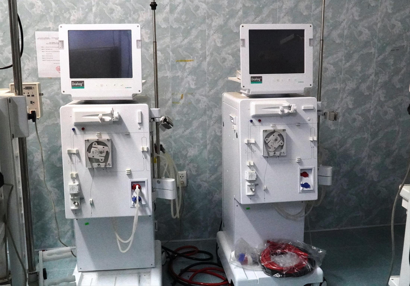Hai máy chạy thận cấp về cho BVĐK Chân Mây từ 8 năm trước vẫn “đắp chiếu” lãng phí cho tới nay