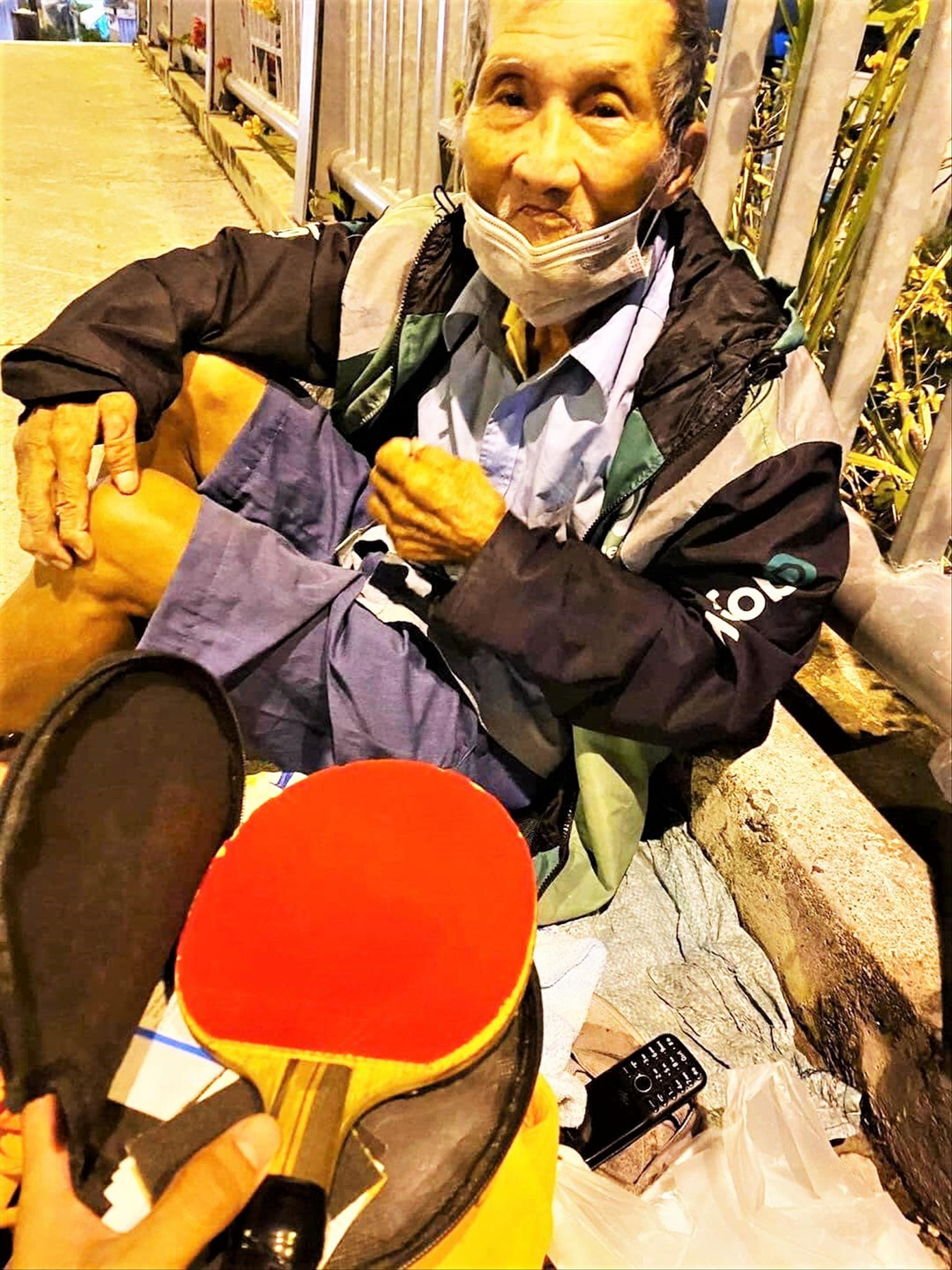 Cụ Nga bán vé số đêm trên cầu. Ảnh: Vũ Phát Cụ Nga bán vé số đêm trên cầu. Ảnh: Vũ Phát