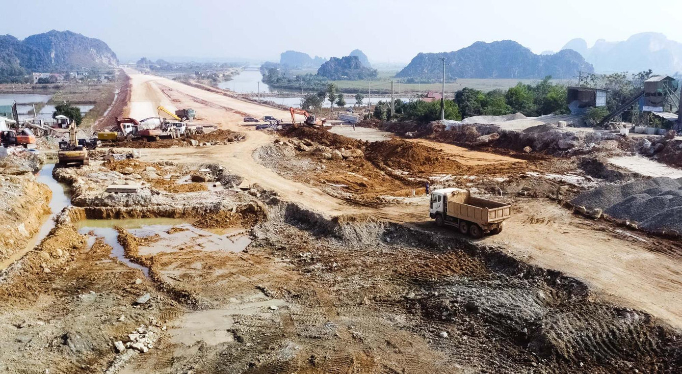 Thi công đoạn cao tốc Mai Sơn - Quốc lộ 45, một trong 4 đoạn cao tốc Bắc - Nam giai đoạn 1 phải hoàn thành trong năm nay. Ảnh: Thành Vũ