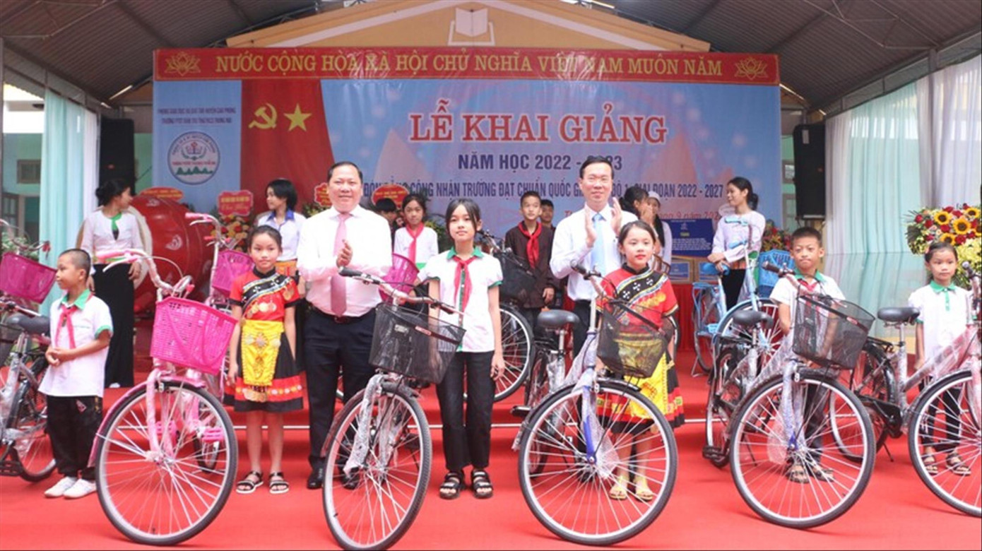 Ông Võ Văn Thưởng, Ủy viên Bộ Chính trị, Thường trực Ban Bí thư (bên phải) và ông Nguyễn Phi Long, Bí thư tỉnh Hoà Bình trao tặng 30 chiếc xe đạp cho học sinh nghèo của Trường nhân dịp Khai giảng năm học mới. Ảnh: Kim Hiền Ông Võ Văn Thưởng, Ủy viên Bộ Chính trị, Thường trực Ban Bí thư (bên phải) và ông Nguyễn Phi Long, Bí thư tỉnh Hoà Bình trao tặng 30 chiếc xe đạp cho học sinh nghèo của Trường nhân dịp Khai giảng năm học mới. Ảnh: Kim Hiền