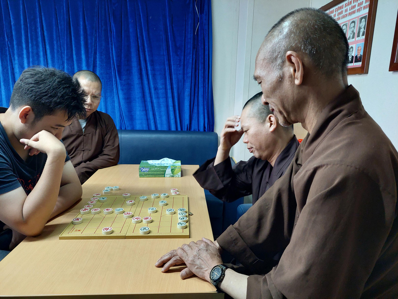 Ván cờ giữa đạo và đời. Ảnh: Trần Tuấn Ván cờ giữa đạo và đời. Ảnh: Trần Tuấn