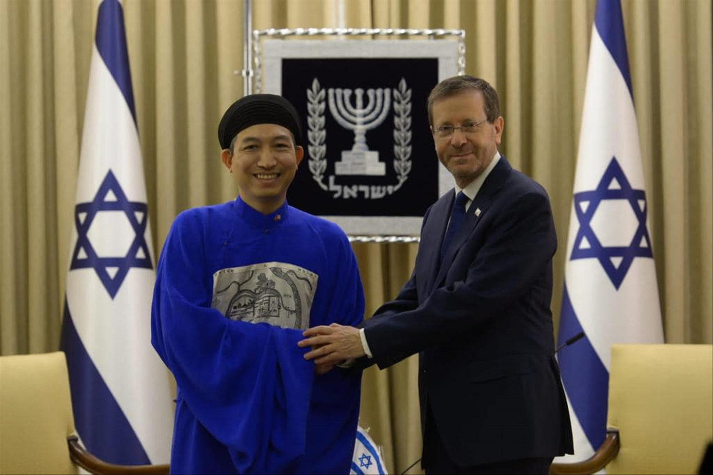 Áo của Đại sứ Lý Đức Trung mặc khi trình quốc thư lên Tổng thống Israel