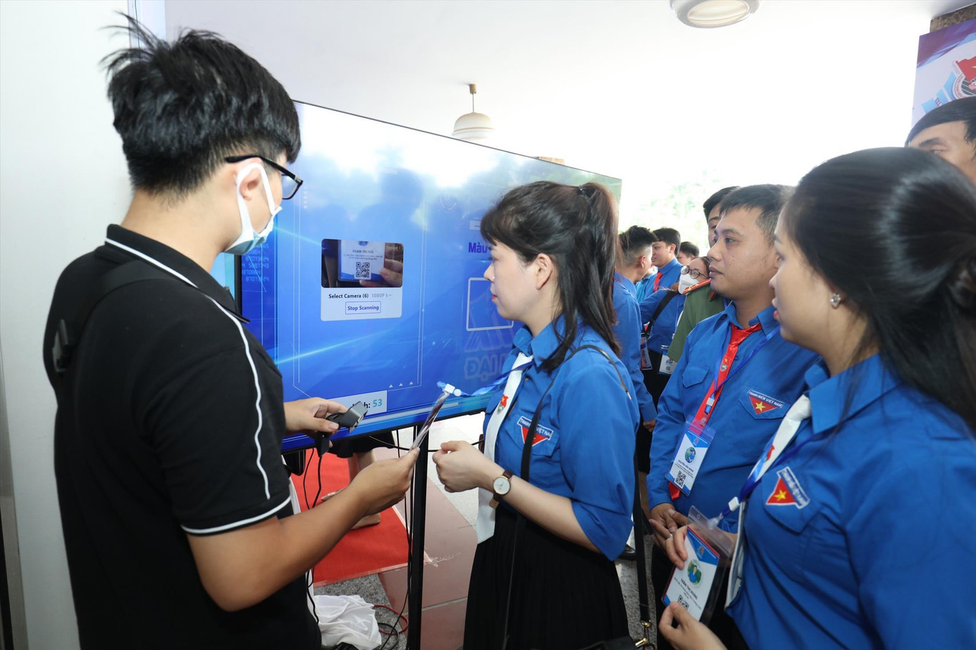 Các đại biểu quét mã điểm danh tại ĐH Đoàn TP Hải Phòng. - Ảnh: Như Ý Các đại biểu quét mã điểm danh tại ĐH Đoàn TP Hải Phòng. - Ảnh: Như Ý