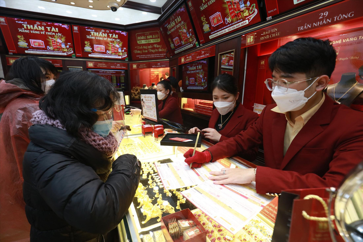 Giá vàng liên tiếp tăng khiến nhu cầu mua bán vàng của người dân tăng theo. Ảnh: Như Ý