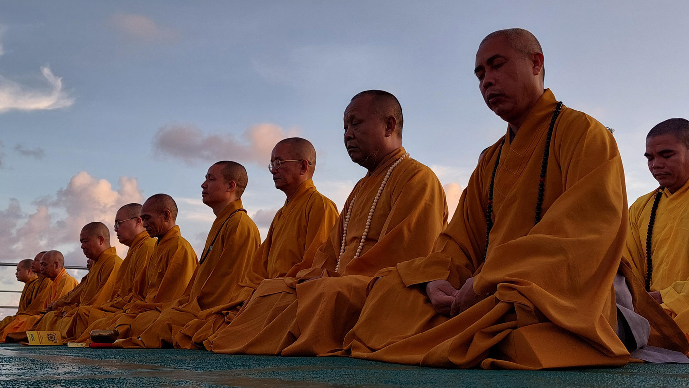 Phút tọa thiền trên boong tàu Trường Sa 571. Ảnh: Trần Tuấn Phút tọa thiền trên boong tàu Trường Sa 571. Ảnh: Trần Tuấn