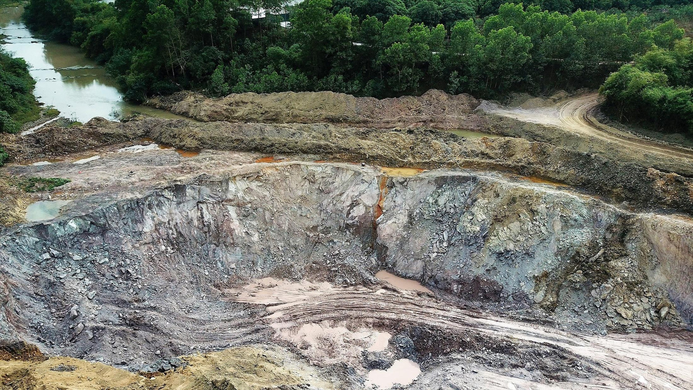 Những hố sâu “sét tặc” để lại sau khi khai thác. Ảnh: Hoàng Dương