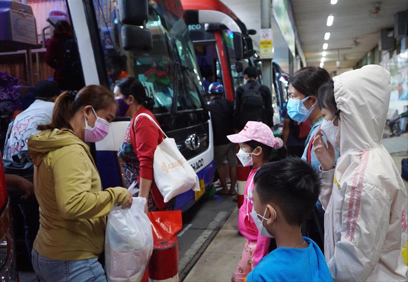 Lượng khách đến bến xe Miền Đông khởi sắc sau khi nhiều địa phương không yêu cầu cách ly người về quê ăn Tết. Ảnh: Hữu Huy Lượng khách đến bến xe Miền Đông khởi sắc sau khi nhiều địa phương không yêu cầu cách ly người về quê ăn Tết. Ảnh: Hữu Huy