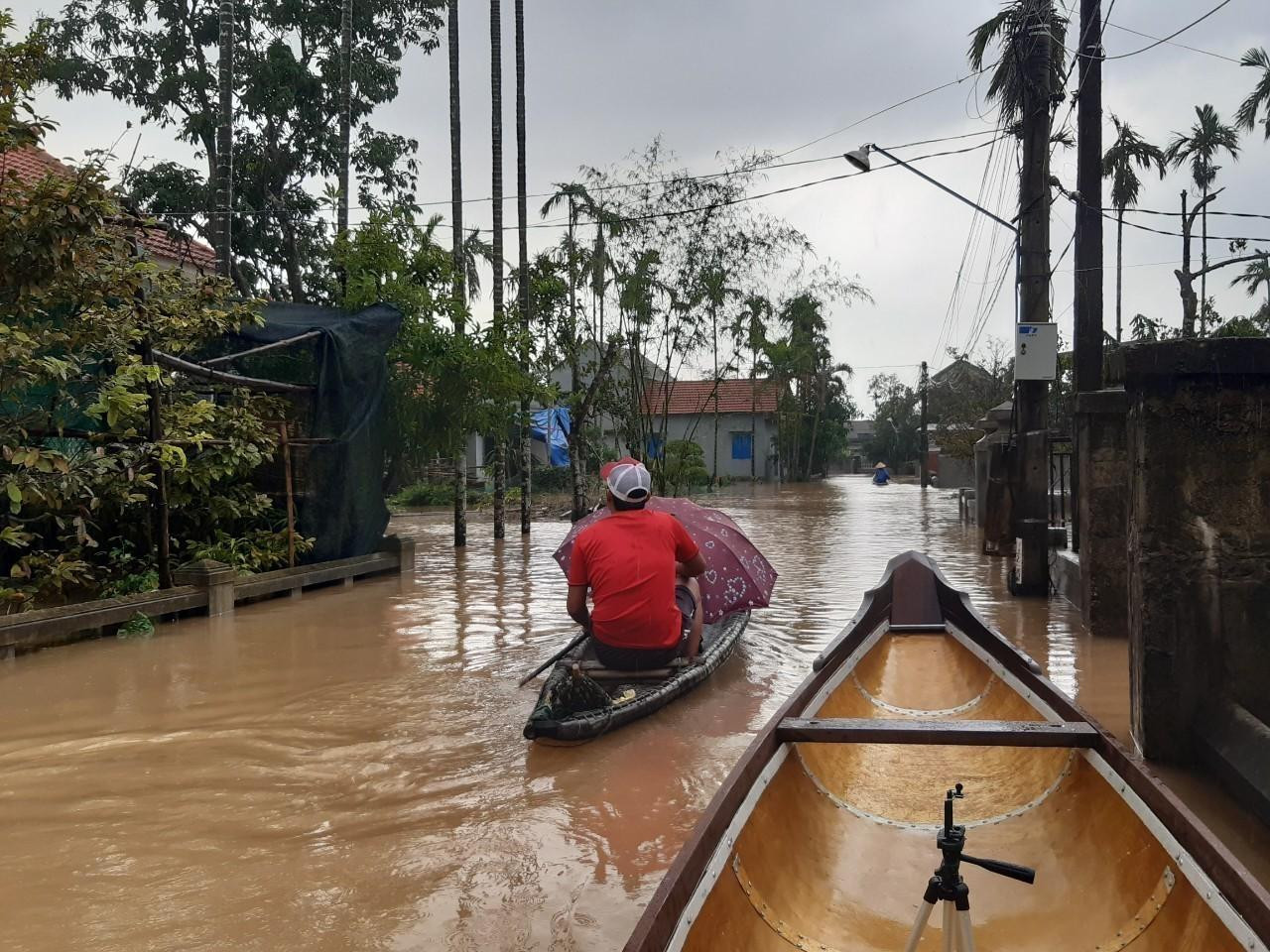 Nhiều nơi tại Thừa Thiên – Huế còn ngập sâu sau đợt mưa lớn kéo dài. Ảnh: TTXVN