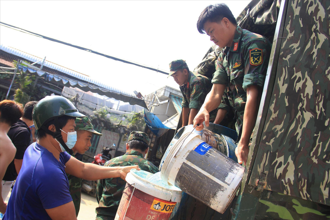 Nước sạch được bộ đội mang tới cho bà con vùng ngập sinh hoạt. Ảnh: Thanh Trần Nước sạch được bộ đội mang tới cho bà con vùng ngập sinh hoạt. Ảnh: Thanh Trần