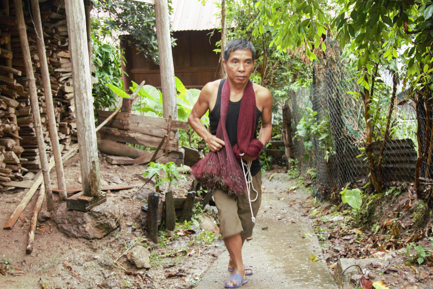 Người dân bản Xằng Trên lên rẫy trồng trọt, xuống sông đánh cá