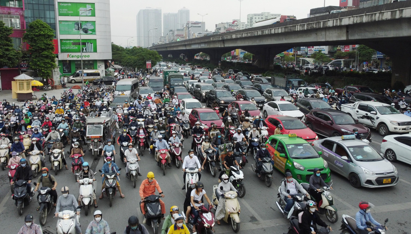 Ùn tắc như nêm tại nút giao Nguyễn Xiển - Nguyễn Trãi trong những ngày qua. Ảnh: Anh Trọng