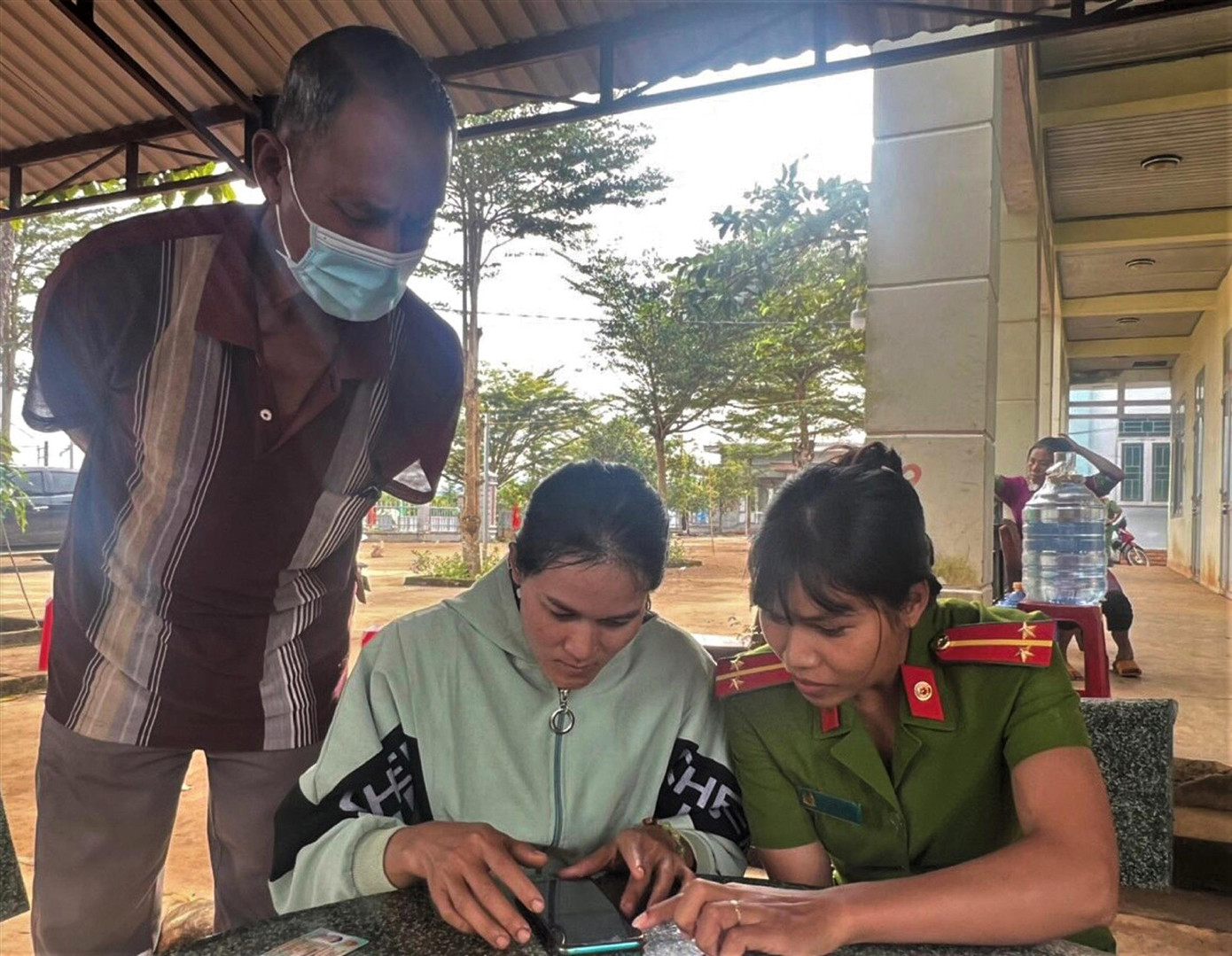Nữ công an Đắk Nông hướng dẫn người dân kích hoạt mã định danh điện tử
