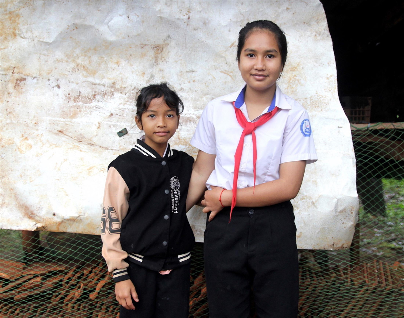 Em Rơ Manh HĐắc (áo trắng) và em gái