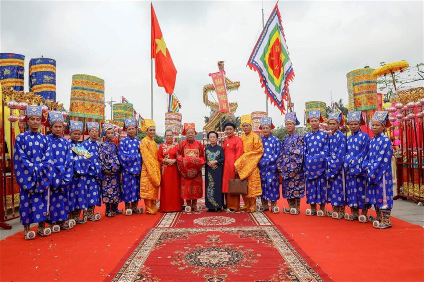 Tỉnh Nam Định có trách nhiệm chỉ đạo, hướng dẫn chính quyền huyện Vụ Bản giải quyết việc treo biển tên ở di tích Phủ Dầy