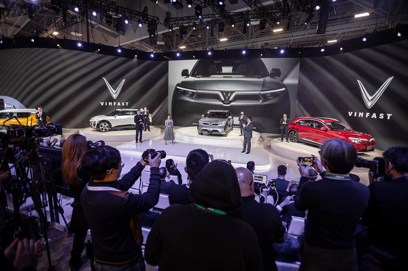 Lãnh đạo VinFast công bố tên các sản phẩm xe điện lần lượt là VinFasf VF5 đến VF9