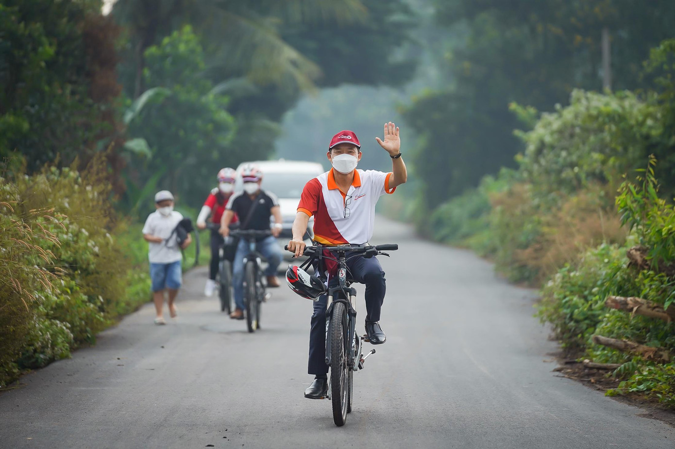 Du khách hào hứng đạp xe khám phá Củ Chi