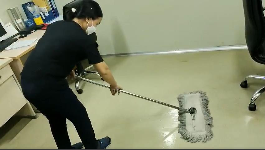 Công nhân nhiều tuổi sẽ không thể làm dây chuyền mà phải nghỉ việc hoặc làm những công việc lương thấp