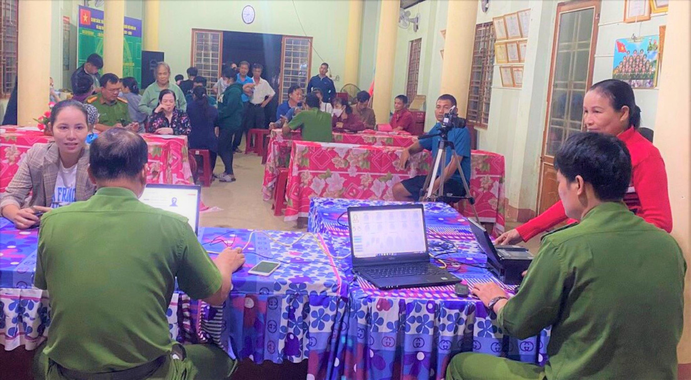 Lực lượng công an Đắk Nông làm CCCD và tài khoản định danh điện tử cho người dân