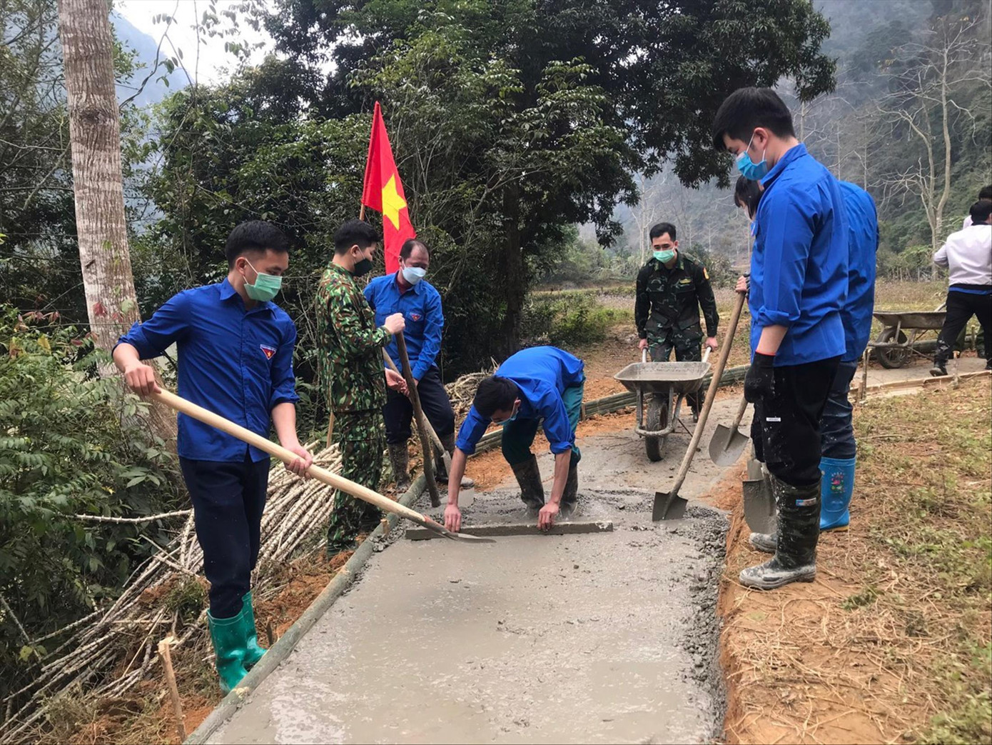 Tuổi trẻ Cao Bằng tham gia xây dựng đường nông thôn. Ảnh: Duy Chiến