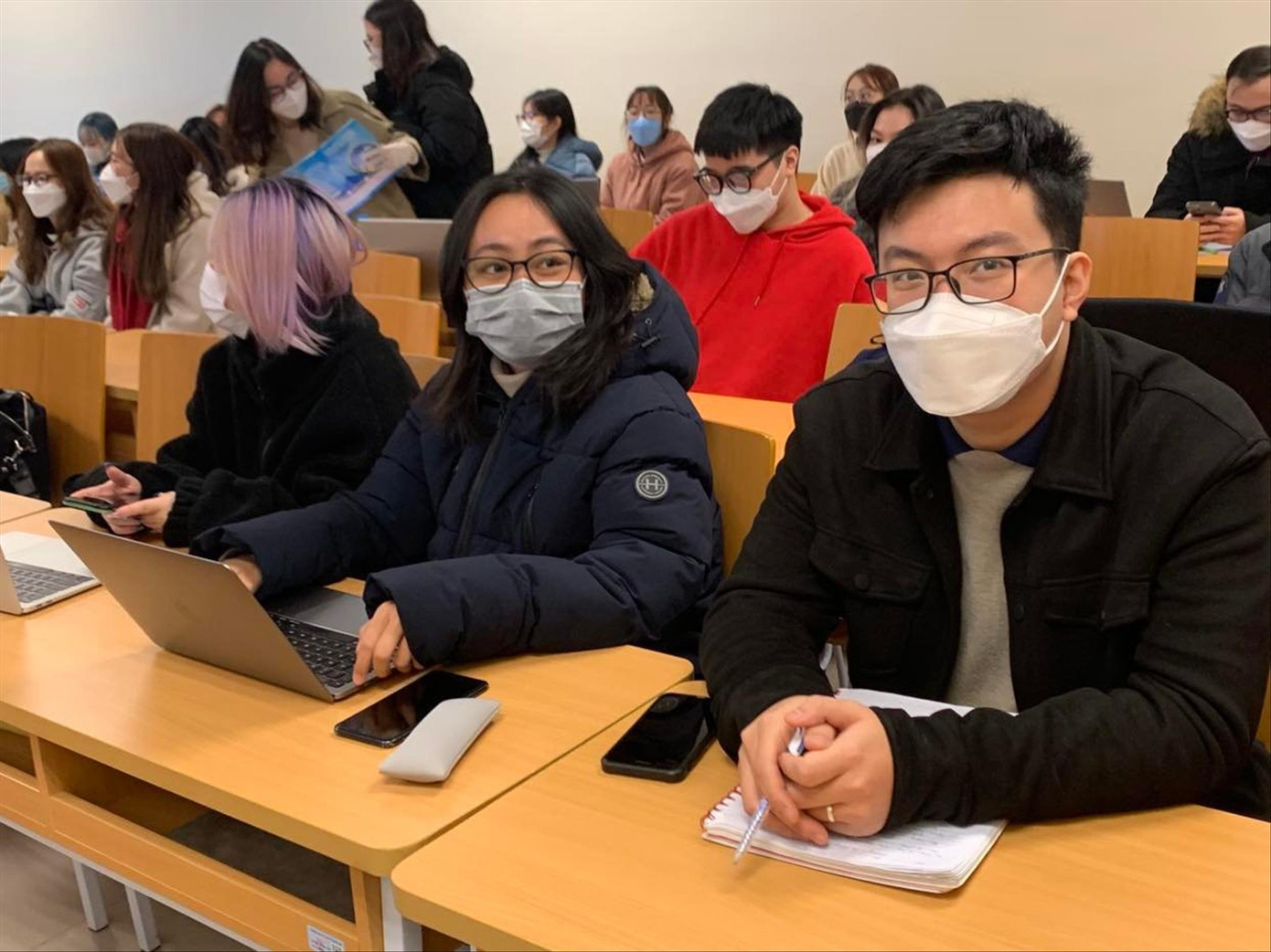 Sinh viên phấn khởi khi được quay lại học trực tiếp. Ảnh: Nghiêm Huê Sinh viên phấn khởi khi được quay lại học trực tiếp. Ảnh: Nghiêm Huê