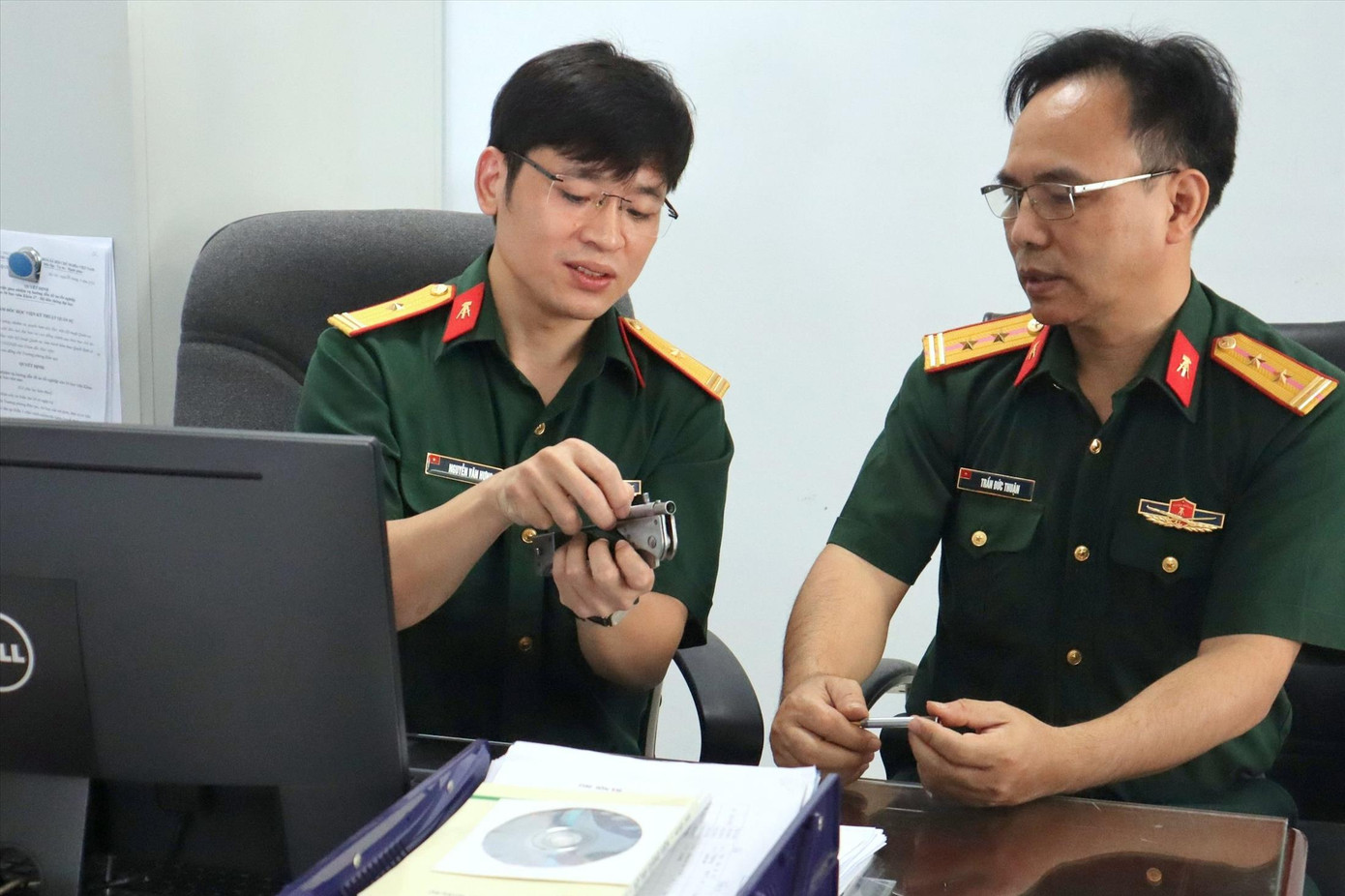 Thiếu tá, TS. Nguyễn Văn Hưng (bên trái), giảng viên Bộ môn Vũ khí - khoa Vũ khí trao đổi với đồng đội về tính năng của mẫu dao - súng tích hợp cho lực lượng đặc nhiệm Thiếu tá, TS. Nguyễn Văn Hưng (bên trái), giảng viên Bộ môn Vũ khí - khoa Vũ khí trao đổi với đồng đội về tính năng của mẫu dao - súng tích hợp cho lực lượng đặc nhiệm