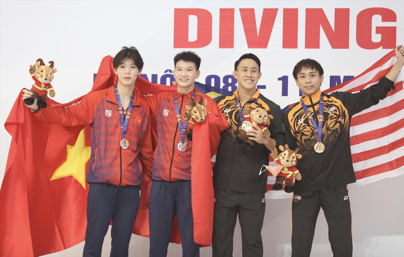 Hai VĐV Nguyễn Tùng Dương - Phương Thế Anh giành HCB cho nhảy cầu Việt Nam. Ảnh: NHƯ Ý