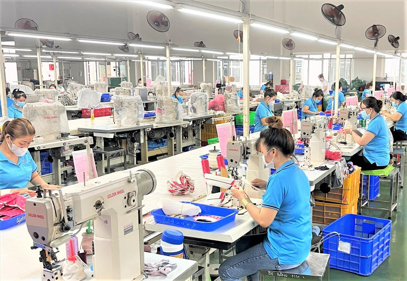 Công nhân Công Ty TNHH Kolon Industries Việt Nam làm việc ngày đầu năm. Ảnh: Hương Chi Công nhân Công Ty TNHH Kolon Industries Việt Nam làm việc ngày đầu năm. Ảnh: Hương Chi