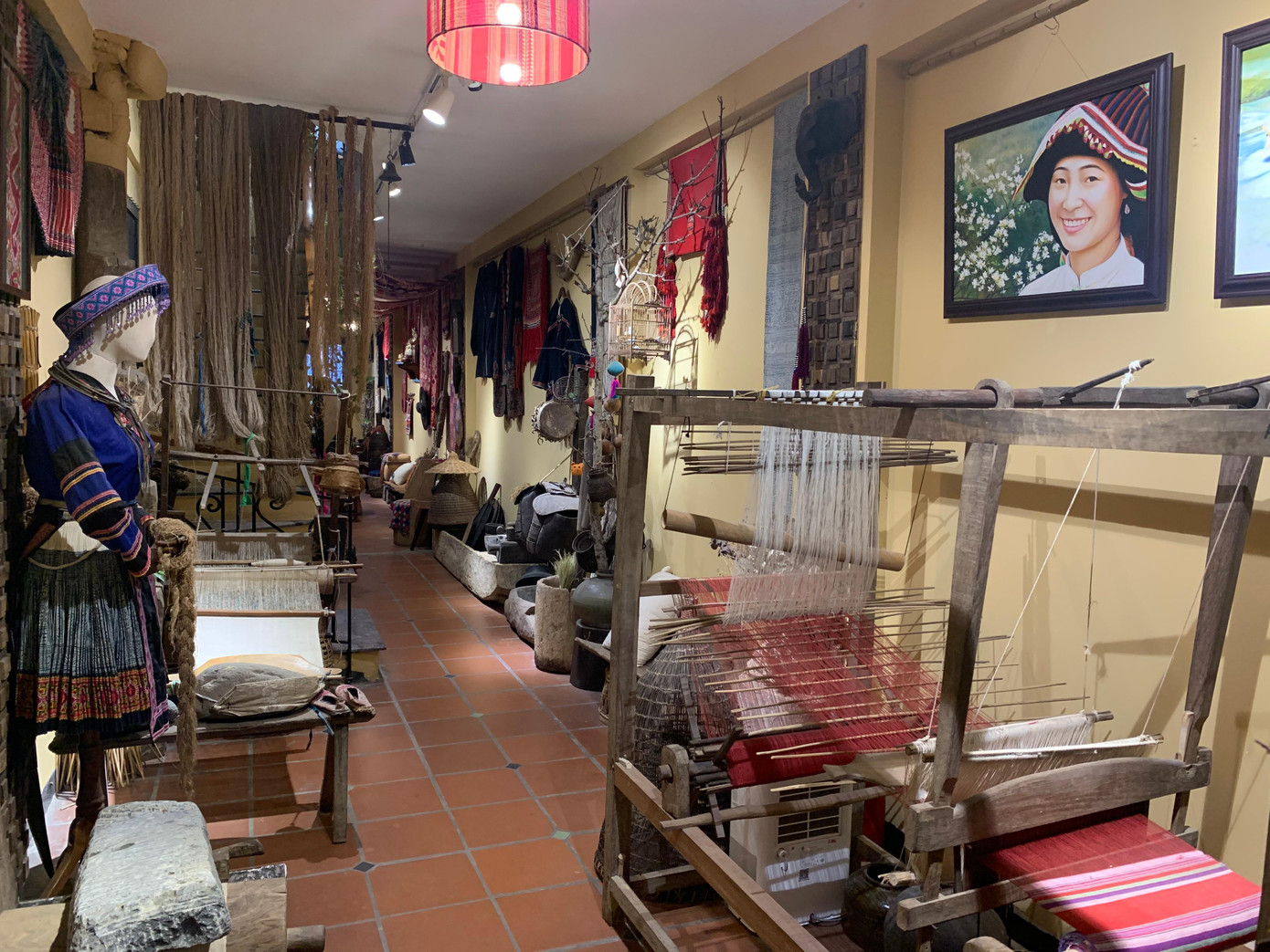 “Chie- Dù pù dù pà” mang một góc Tây Bắc đến Hà Nội. Nhiều sản phẩm do chính bà con dân tộc thêu và may được bày bán tại cửa hàng