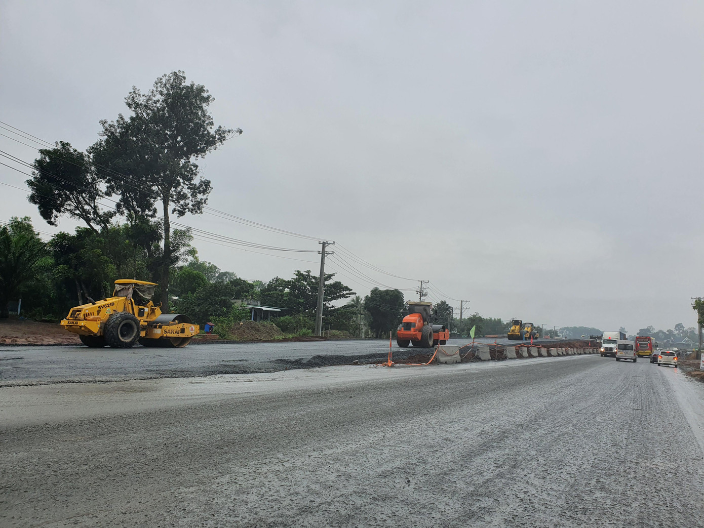 Thi công tại nút giao cao tốc Phan Thiết - Dầu Giây giao quốc lộ 1 đoạn qua xã Xuân Tâm, huyện Xuân Lộc, tỉnh Đồng Nai. Ảnh: Mạnh Thắng