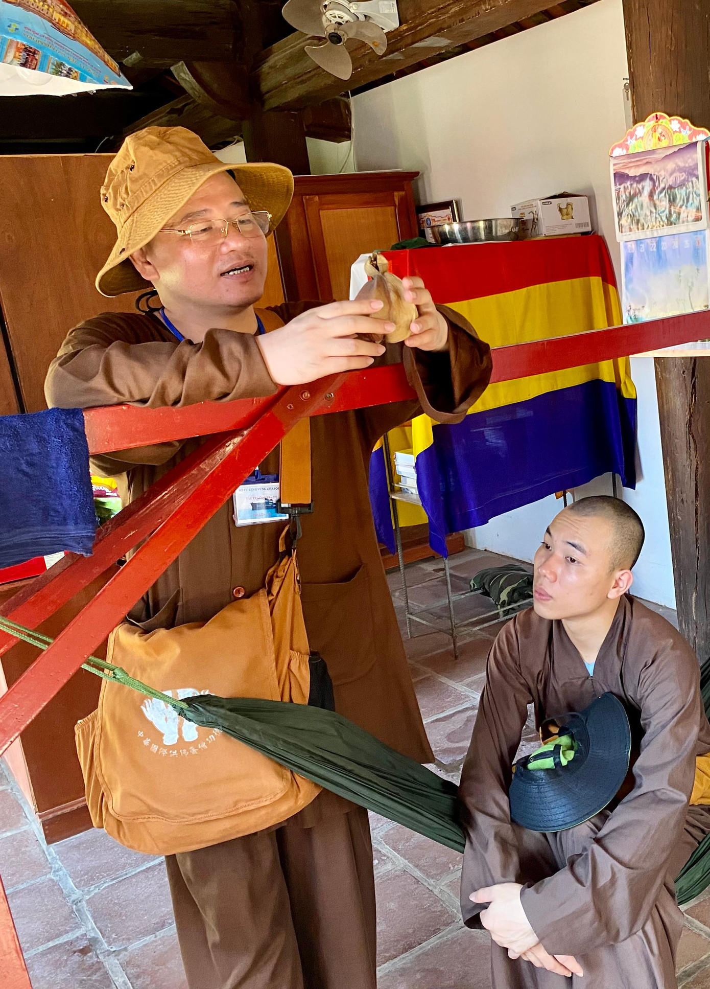 Hai nhà sư thành viên của đoàn công tác với quả bàng vuông