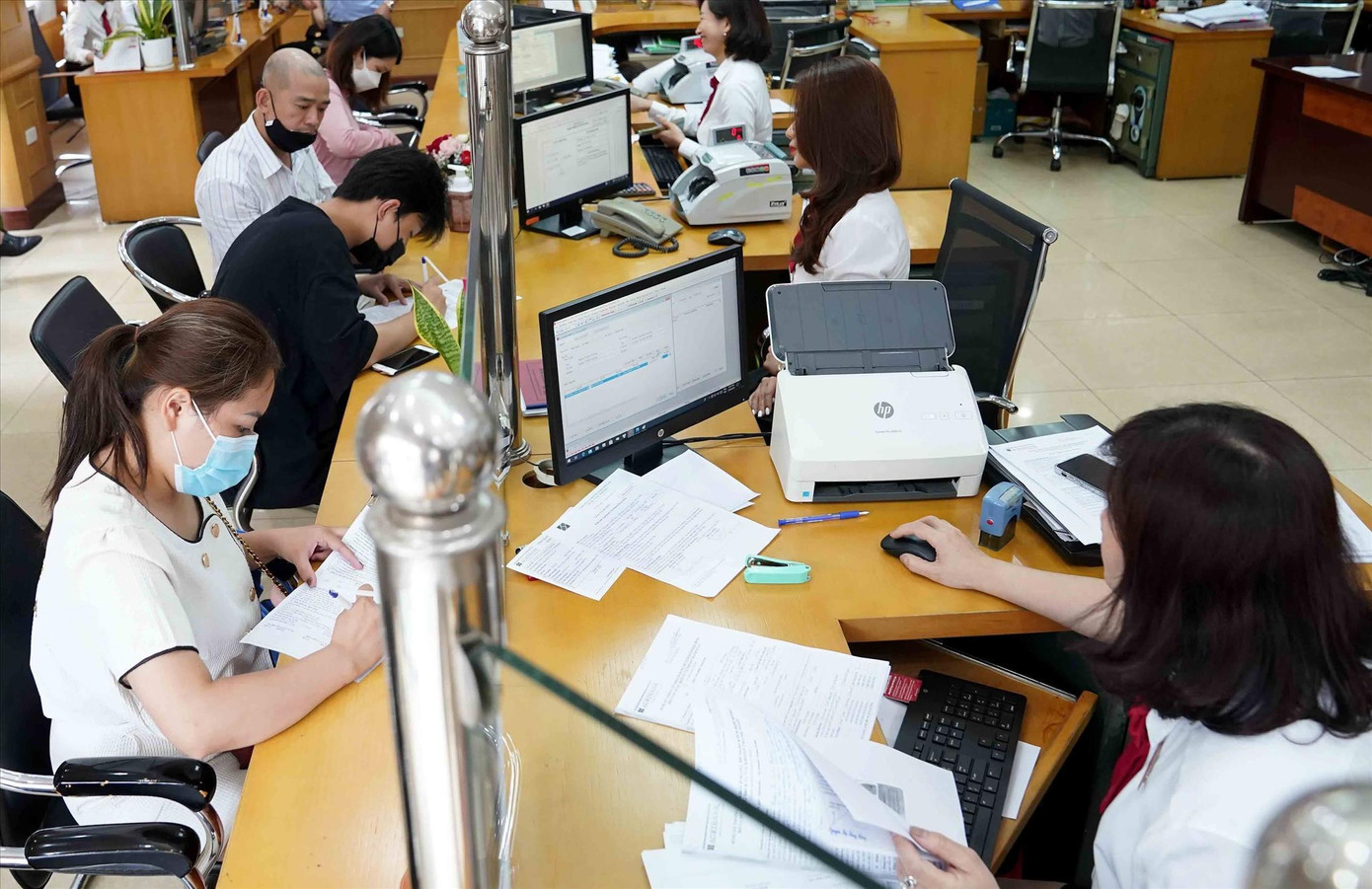 Có nhà băng trả lãi 7,55% cho kỳ hạn tiết kiệm trên 18 tháng (minh hoạ). Ảnh : Như Ý Có nhà băng trả lãi 7,55% cho kỳ hạn tiết kiệm trên 18 tháng (minh hoạ). Ảnh : Như Ý