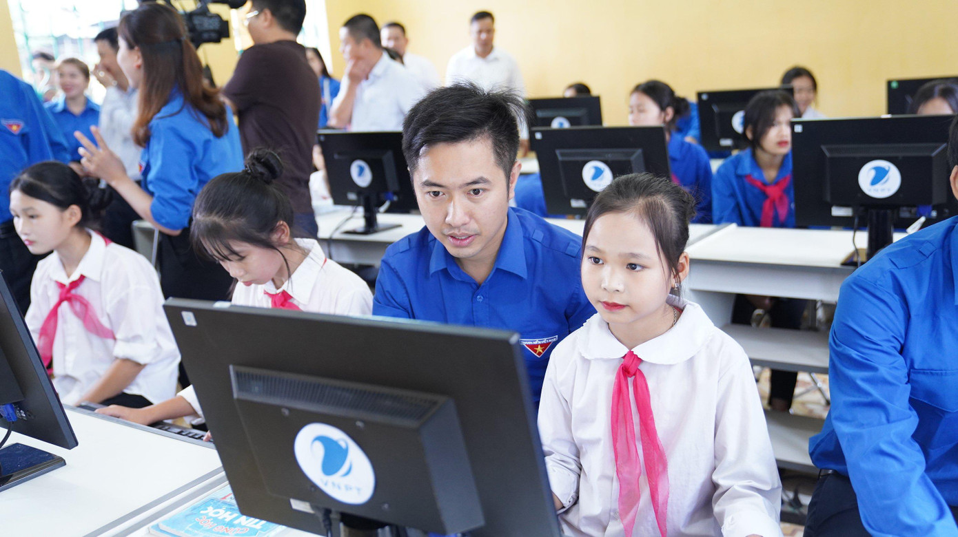 Nguyễn Quang Long, Phó Bí thư Đoàn VNPT trao tặng điểm internet Thanh niên cho trường Tiểu học và TNCS xã Tân Lập Nguyễn Quang Long, Phó Bí thư Đoàn VNPT trao tặng điểm internet Thanh niên cho trường Tiểu học và TNCS xã Tân Lập
